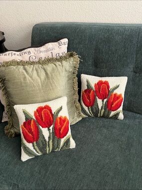 NWT Decorative Red Tulip Needlepoint Throw Pillow - Set of 2